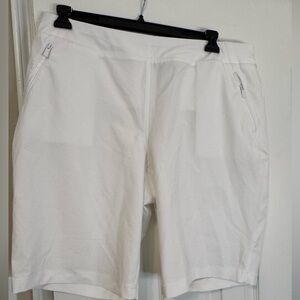 Chico's Zenergy White Performance Shorts size 2.5 (14)